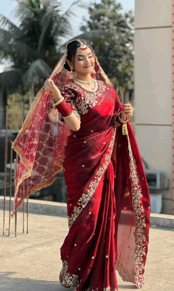মাধুরী শাড়ি উইথ রেডি ব্লাউজ – ফুল এম্ব্রয়ডারি ওয়ার্ক